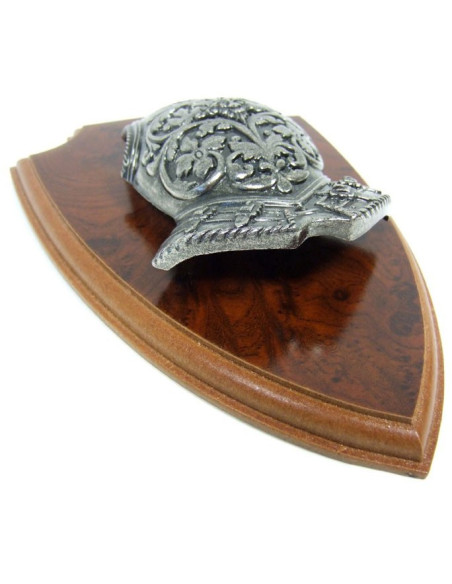 Panoplia con coraza y 2 espadas