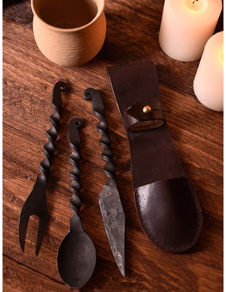 Cubertería medieval con funda