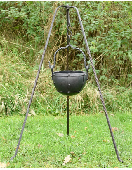 genieteter mittelalterlicher Kessel