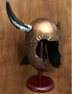 Wikingerhelm mit Flügeln und Hörnern 2