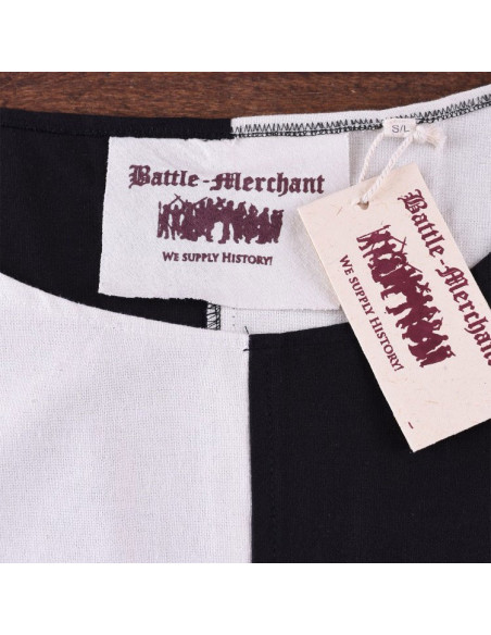 Zwart-wit gevierendeeld middeleeuws overkleed