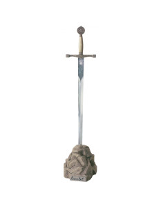 Excalibur Brieföffner auf dem Felsen