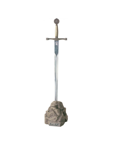 Excalibur Brieföffner auf dem Felsen