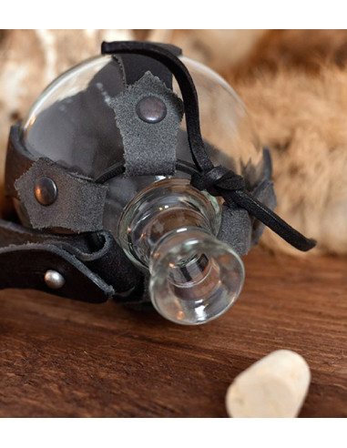 Pomp glazen fles met lederen baldric