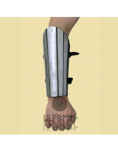 Brazalete de cuero con tiras de metal