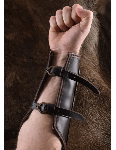 Brazalete de cuero reforzado con metal