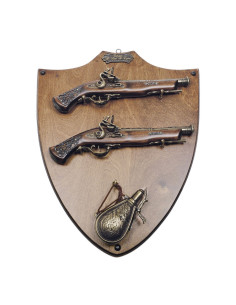 Panoplia de madera con pistolas y polvorera