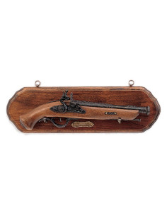 Holzpanzer mit alter Pistole