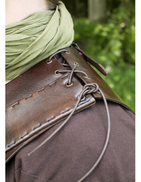 Lederrüstung mit Kreuzverstärkungen