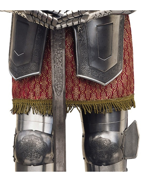 Silberne Naturrüstung mit Gravuren und Schwert in den Händen