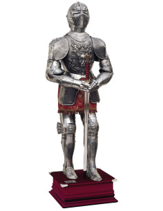 Armadura natural plateada con grabados, traje granate y espada entre las manos 2