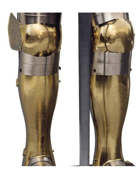 Silberne und goldene Naturrüstung mit Gravuren, Granatanzug und Schwert in den Händen