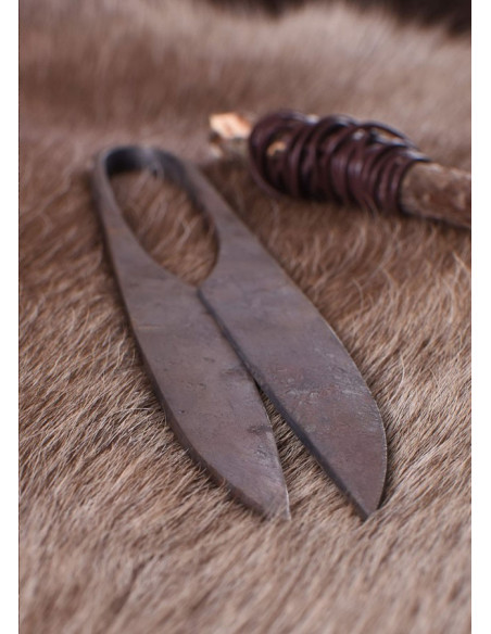 Håndsmedet middelaldersaks, fjederstål