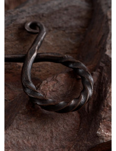 Kleine gedraaide ijzeren hanger met trollenkruis 2