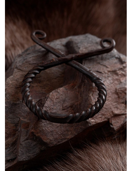 Stort snoet troldekors vedhæng i jern