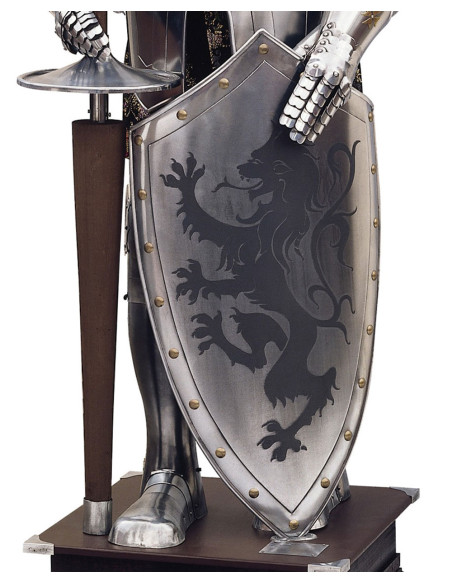 Natürliche Rüstung mit Schild und Speer