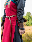 Hilja rød vikingeforklædekjole med broderi