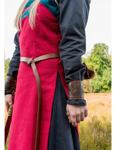 Hilja rode Viking schortjurk met borduursel