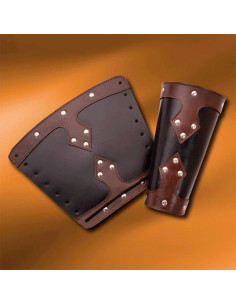 Armschienen eines mittelalterlichen Kriegers, schwarzbraun