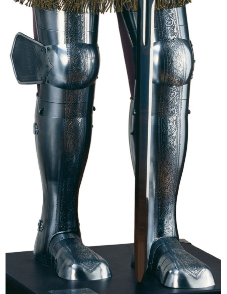 Armadura natural plateada con grabados, penacho de plumas y espada entre las manos Armadura natural plateada con grabados, penacho de plumas y espada entre las manos