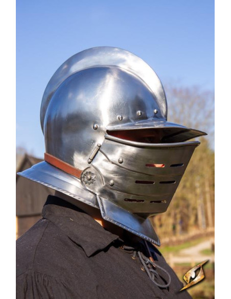 Burgunderroter Helm mit poliertem...