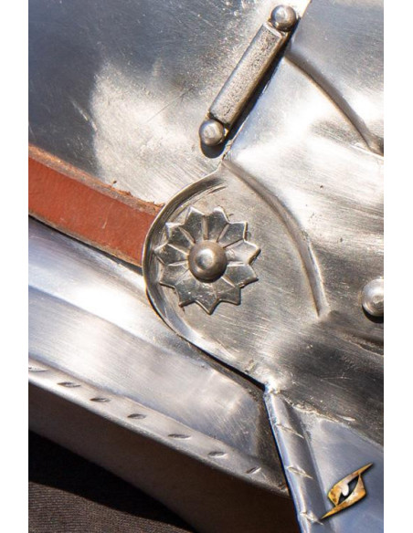 Burgunderroter Helm mit poliertem...