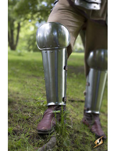Metallische mittelalterliche Beinschienen aus poliertem...