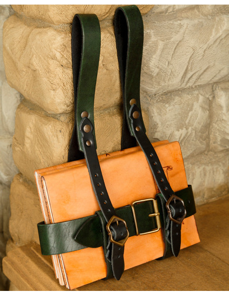 Tahalí Tiberius trägt Bücher in...