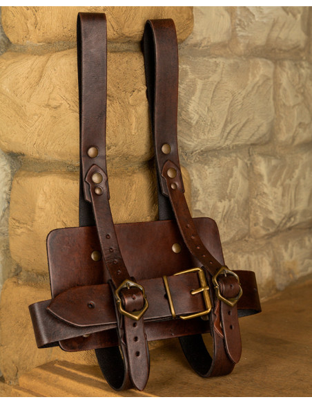 Tahalí Tiberius trägt Bücher aus...