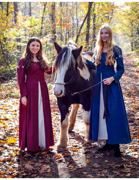 Rot-weißes Mittelalterkleid Modell...