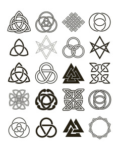 Tijdelijke tatoeage met Keltische trisquetten en andere Viking-symbolen