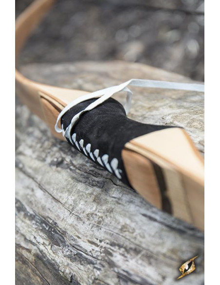 Jeugd lange houten middeleeuwse boog...