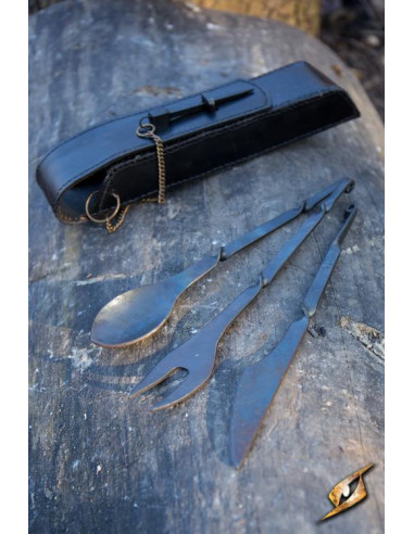 Cubiertos medievales con funda negra: cuchara, tenedor y cuchillo