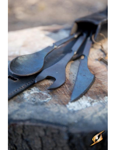 Cubiertos medievales con funda negra: cuchara, tenedor y cuchillo