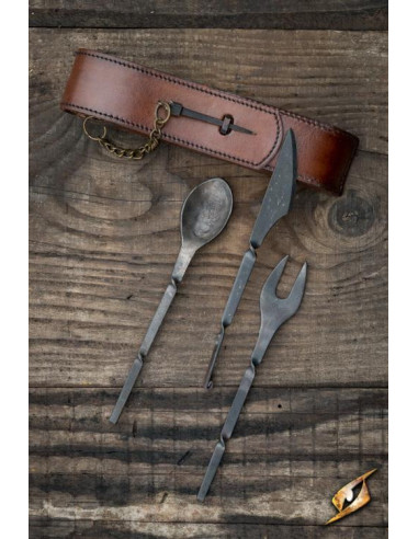 Cubiertos medievales con funda marrón: cuchara, tenedor y cuchillo