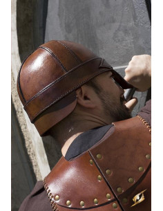 Mittelalterlicher Spangenhelm aus braunem Leder für LARP 2