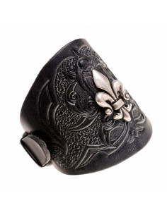 Middelalderlig fleur de lis armbånd med relieffer i læder