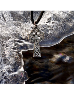 Celtic Cross vedhæng med sort læderrem 2