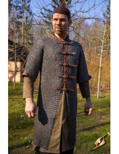 Middelalderlig ringbrynje af kongelig soldat med kort...
