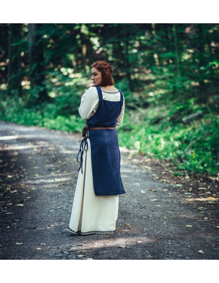 Aleiga kvindes blå overfrakke med seler