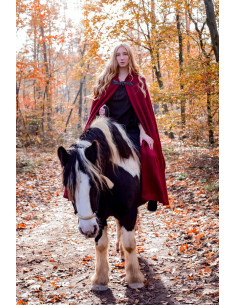 Middeleeuwse cape met borduursel en Gesa broche, rode kleur
