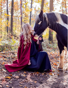 Middeleeuwse cape met borduursel en Gesa broche, rode kleur 2