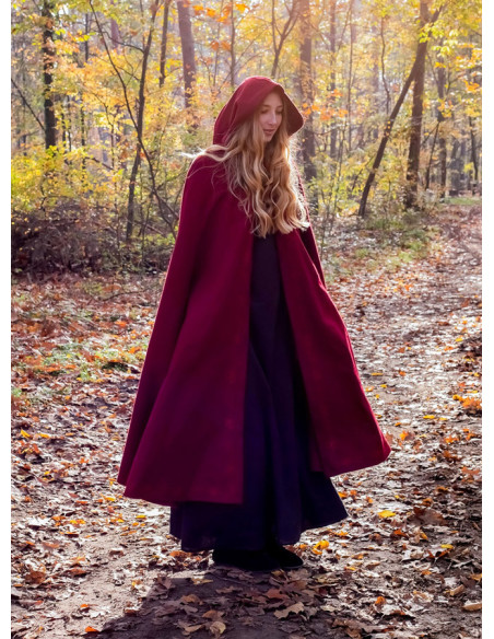 Capa medieval con bordados y broche...