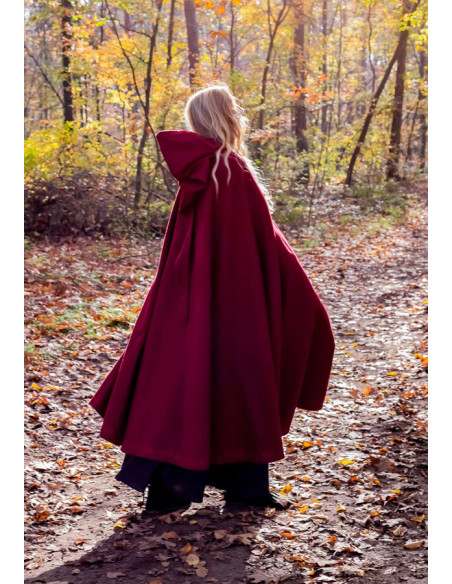 Capa medieval con bordados y broche...