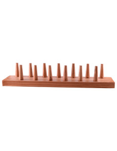 Houten display voor 13 speerpunten