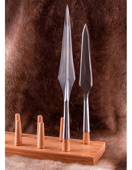 Houten display voor 13 speerpunten