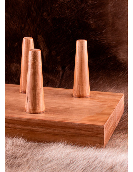 Houten display voor 13 speerpunten