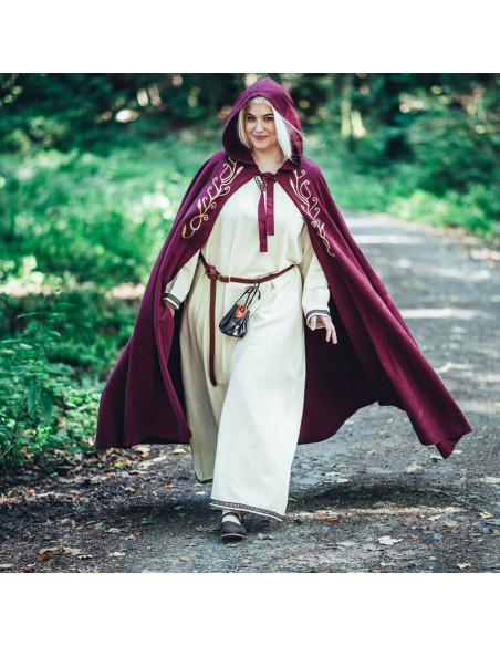Capa medieval con bordados modelo...