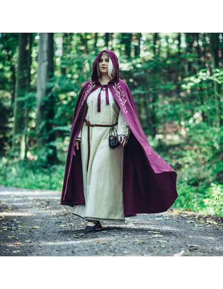 Capa medieval con bordados modelo...