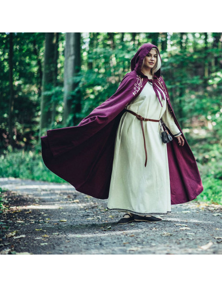 Capa medieval con bordados modelo...